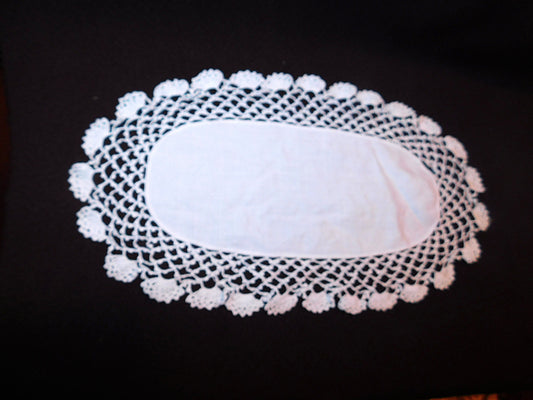 Vintage 13 x 7 oval crocheted doily with linen center