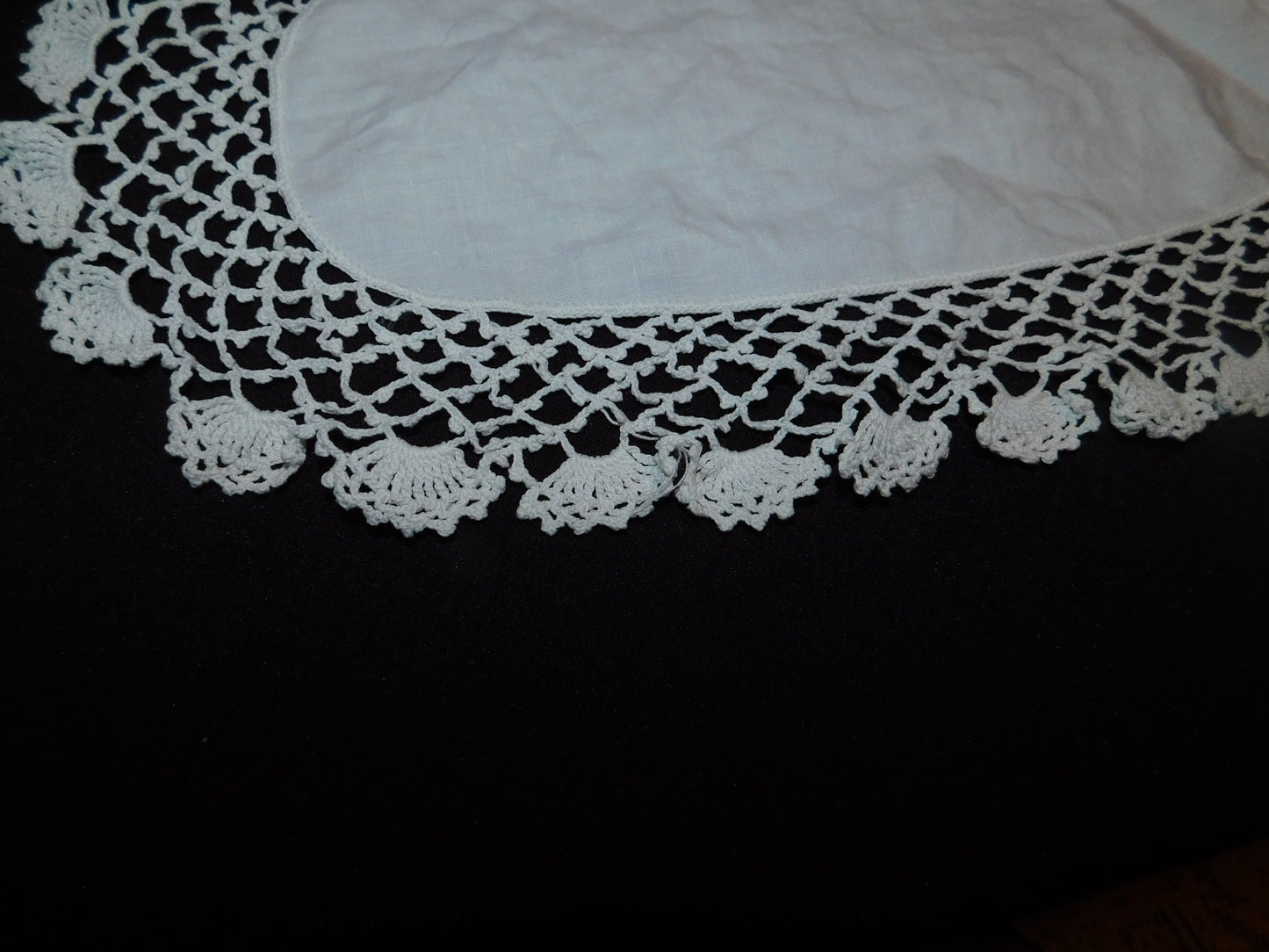 Vintage 13 x 7 oval crocheted doily with linen center