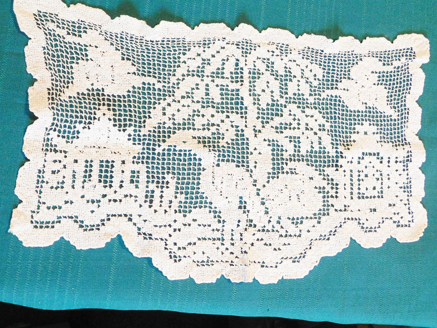 Vintage rectangular Asian scene crocheted doily
