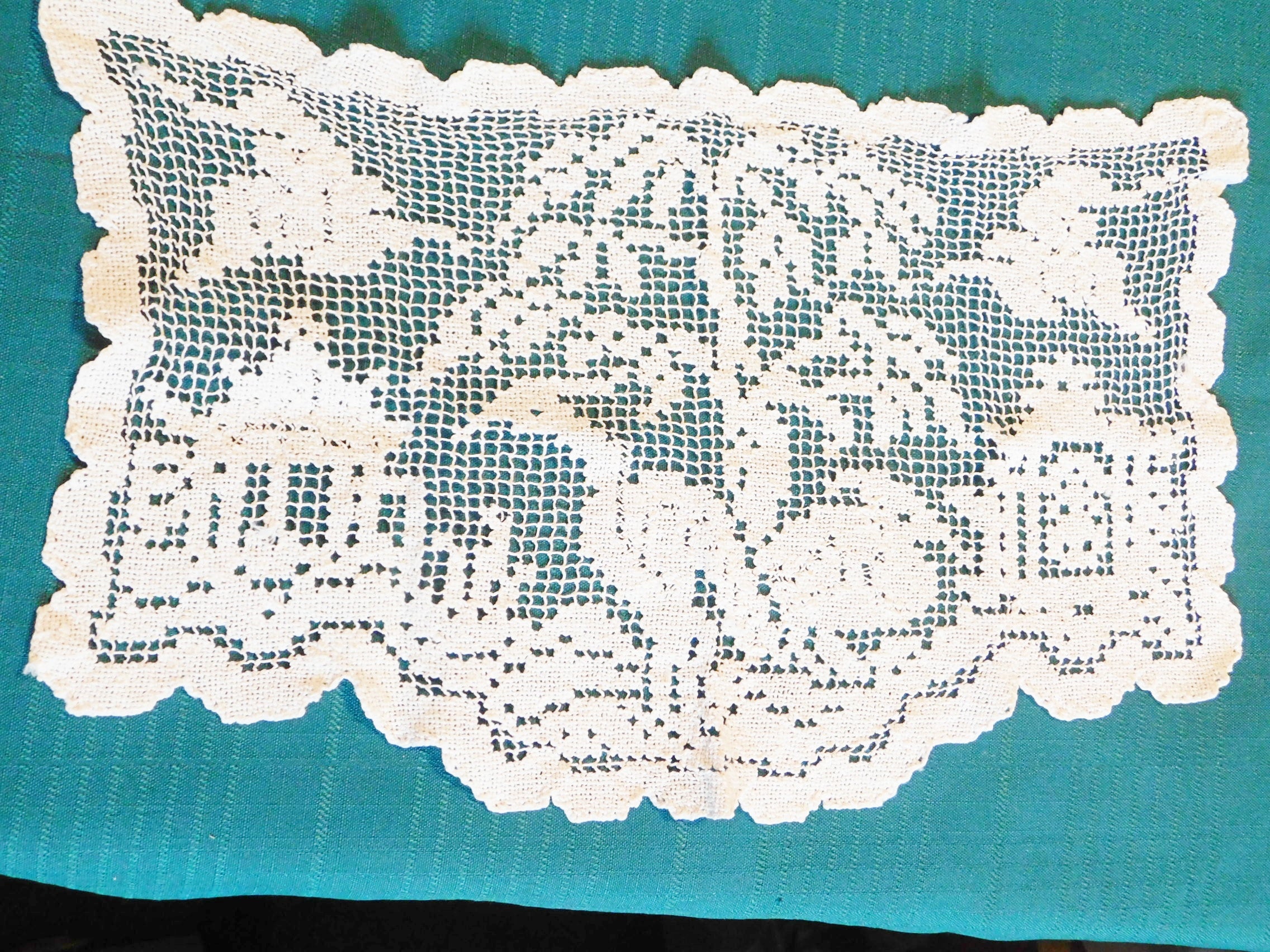 Vintage rectangular Asian scene crocheted doily