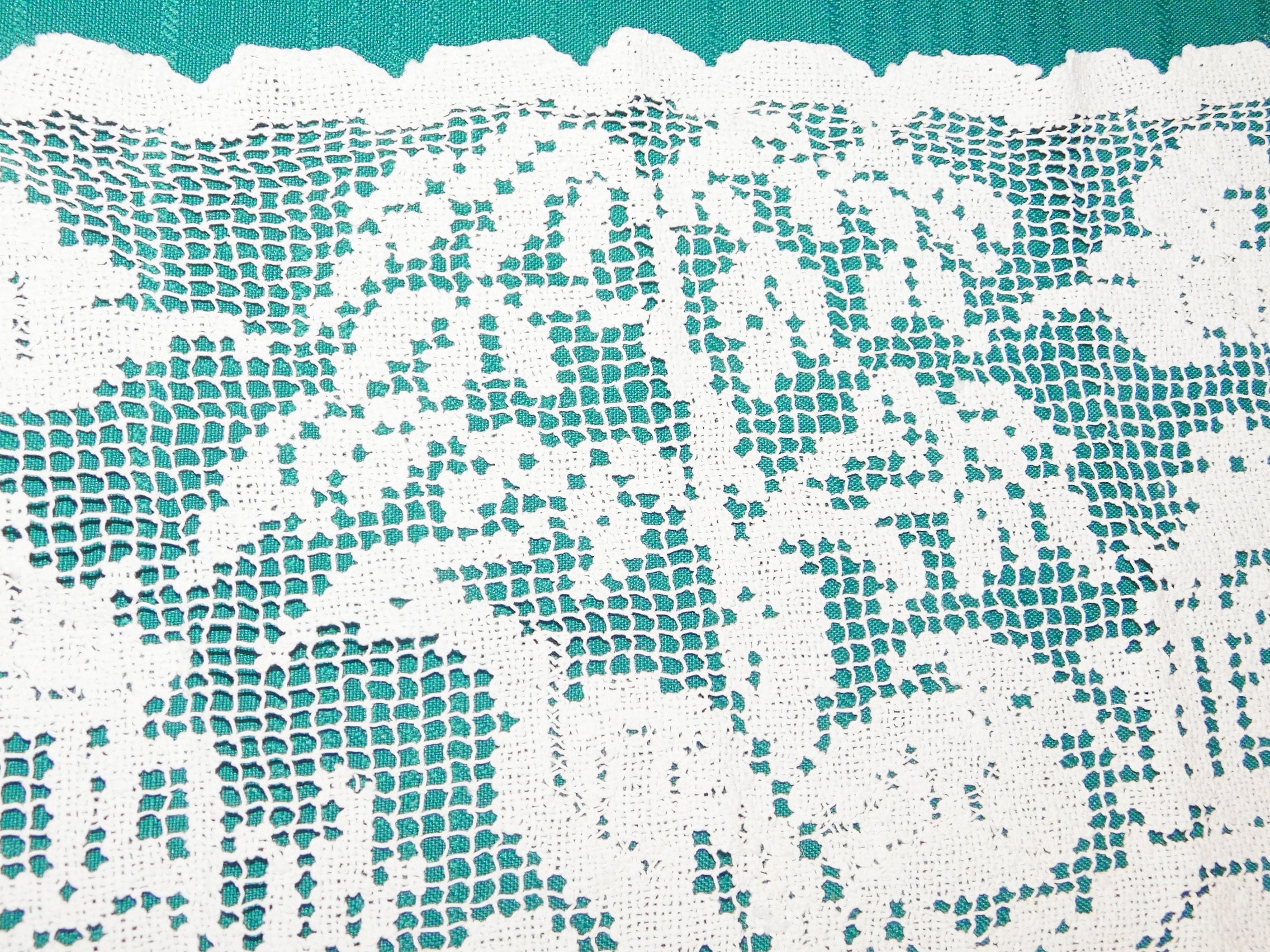 Vintage rectangular Asian scene crocheted doily