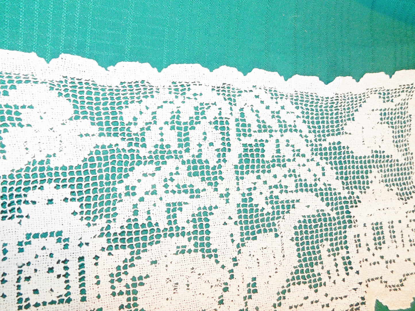 Vintage rectangular Asian scene crocheted doily