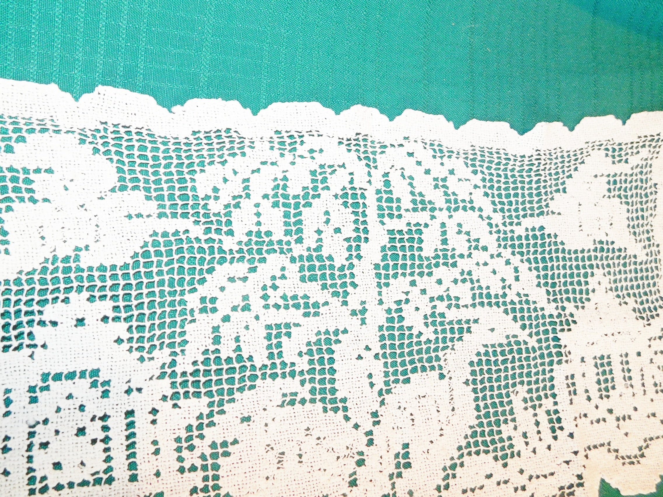 Vintage rectangular Asian scene crocheted doily