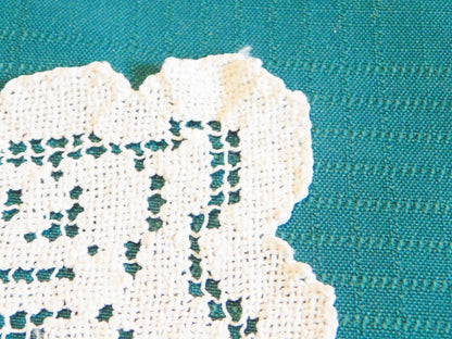 Vintage rectangular Asian scene crocheted doily