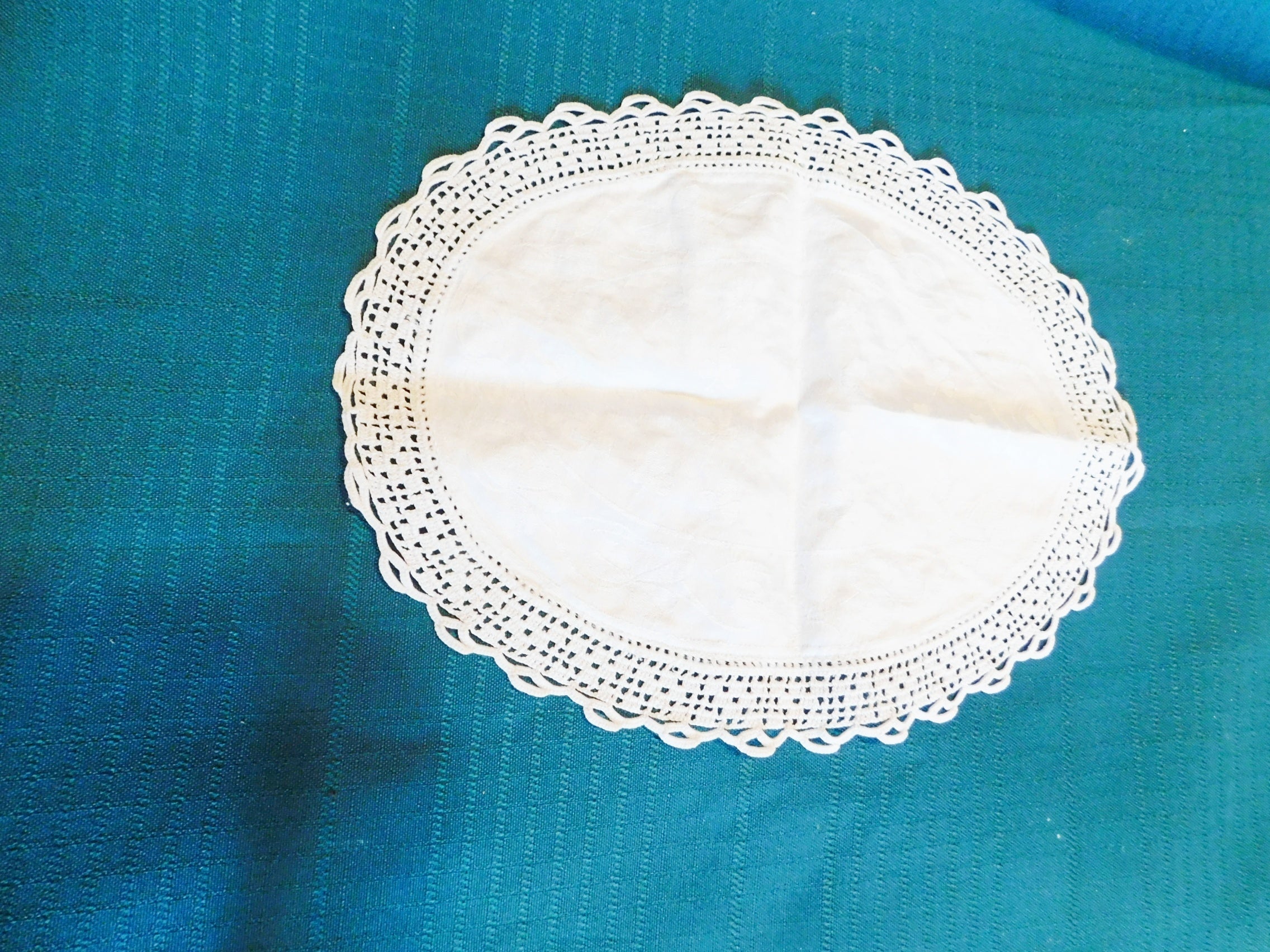 Vintage linen center with floral crocheted edge oval doily VGU