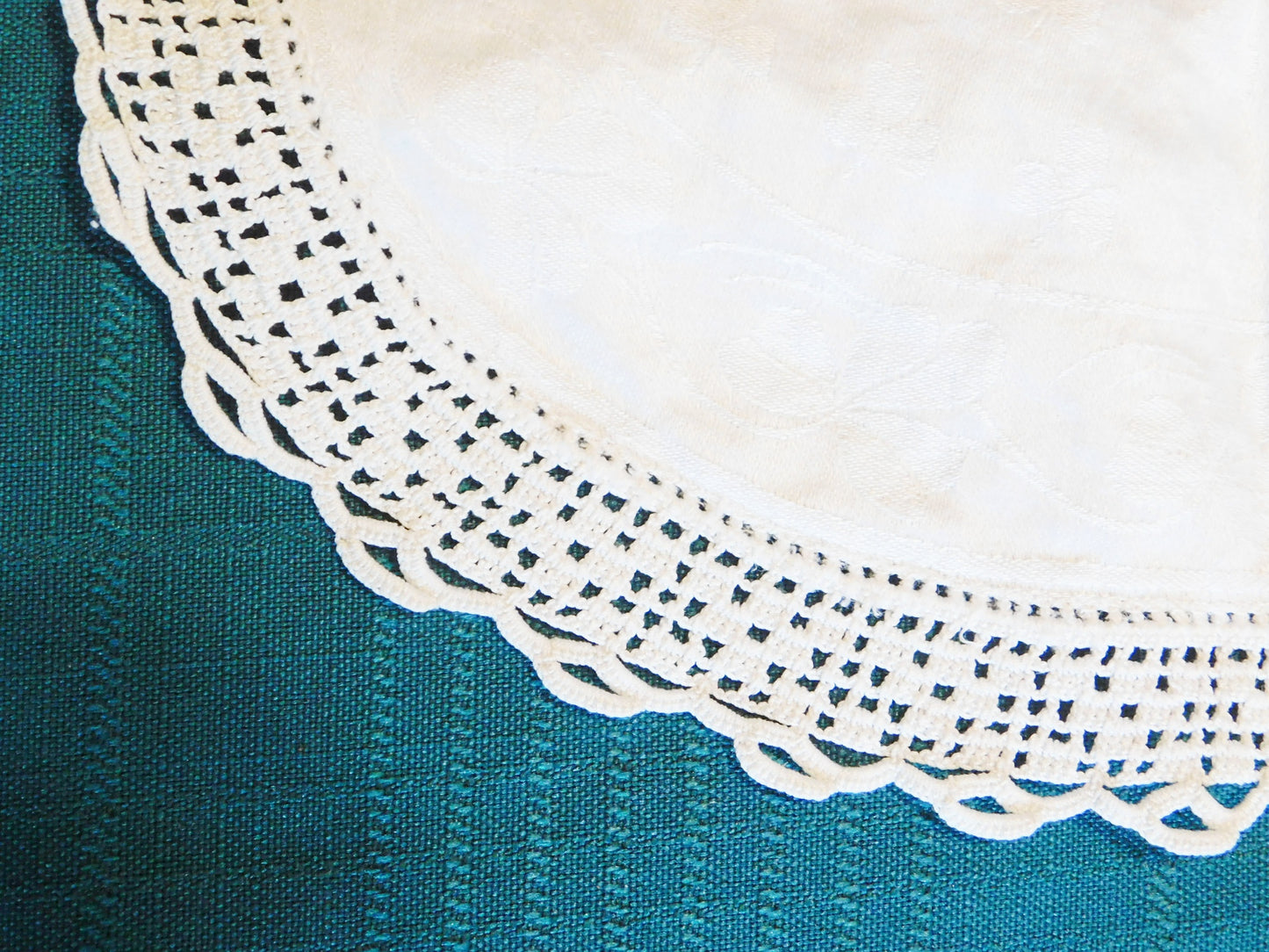 Vintage linen center with floral crocheted edge oval doily VGU