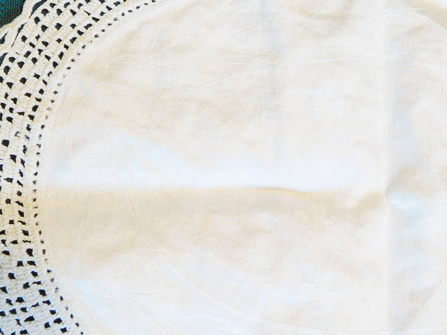 Vintage linen center with floral crocheted edge oval doily VGU