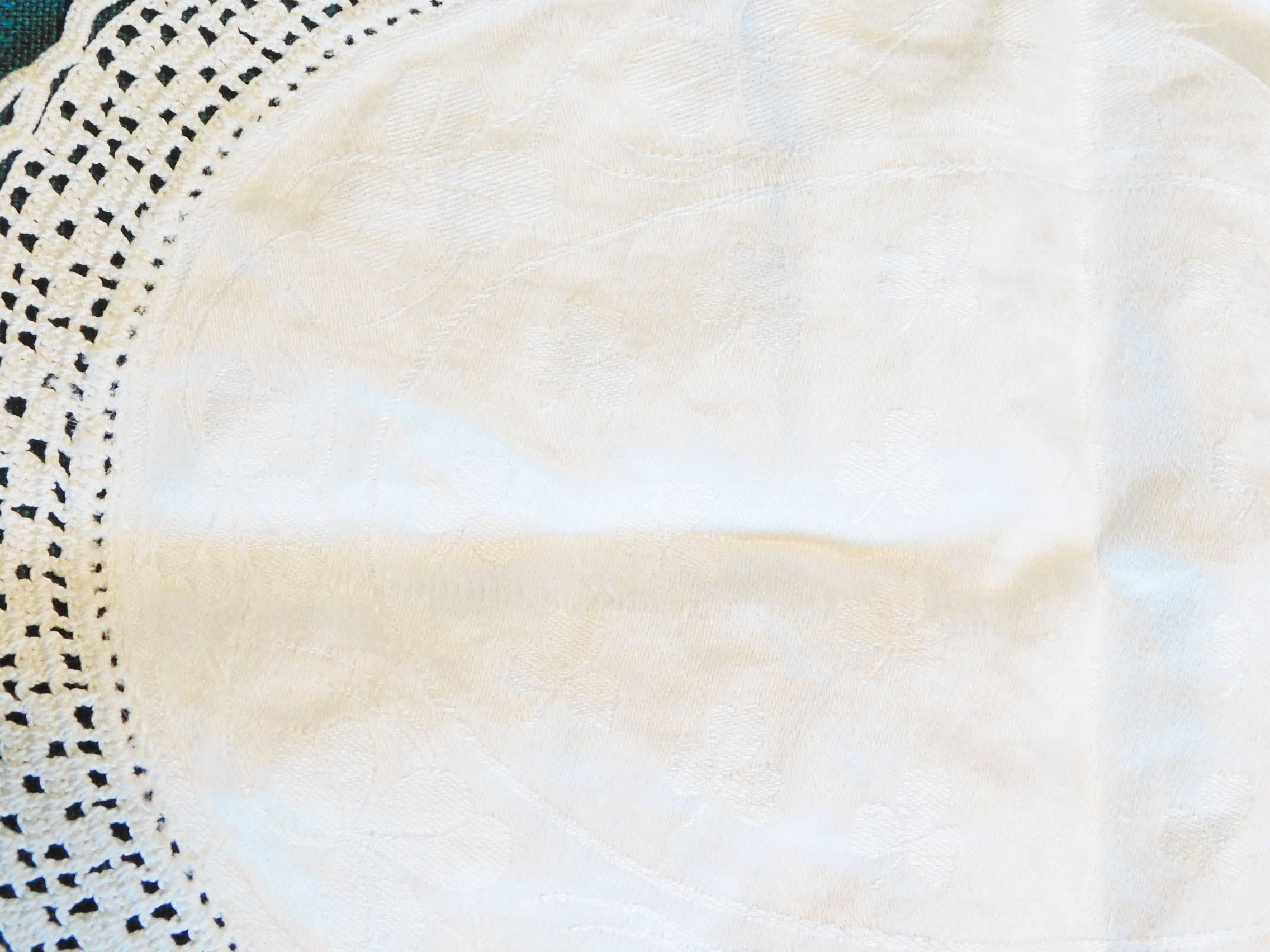 Vintage linen center with floral crocheted edge oval doily VGU