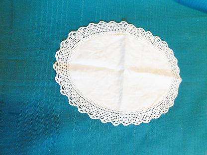 Vintage linen center with floral crocheted edge oval doily VGU