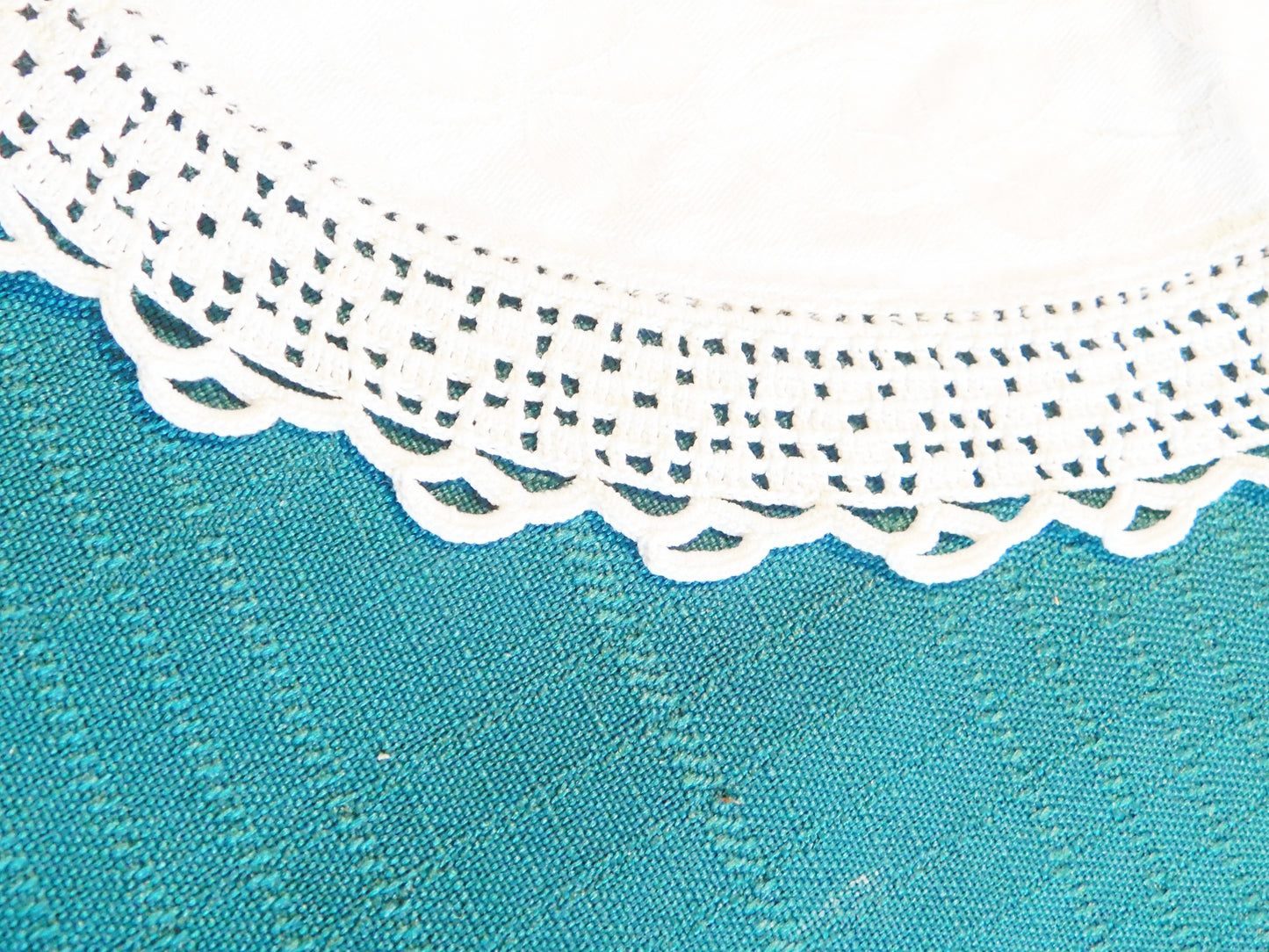 Vintage linen center with floral crocheted edge oval doily VGU