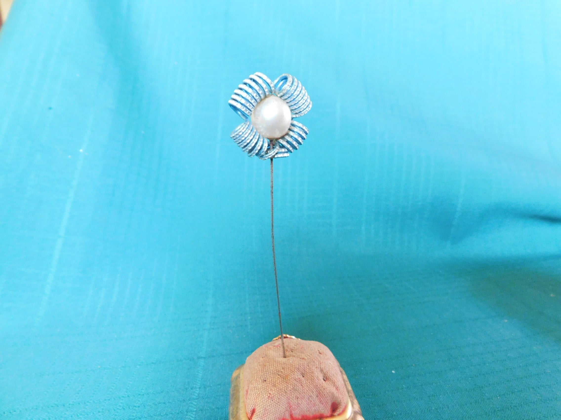 Vintage Pearl and Wire Hatpin – Elegant Antique Accessory VGU