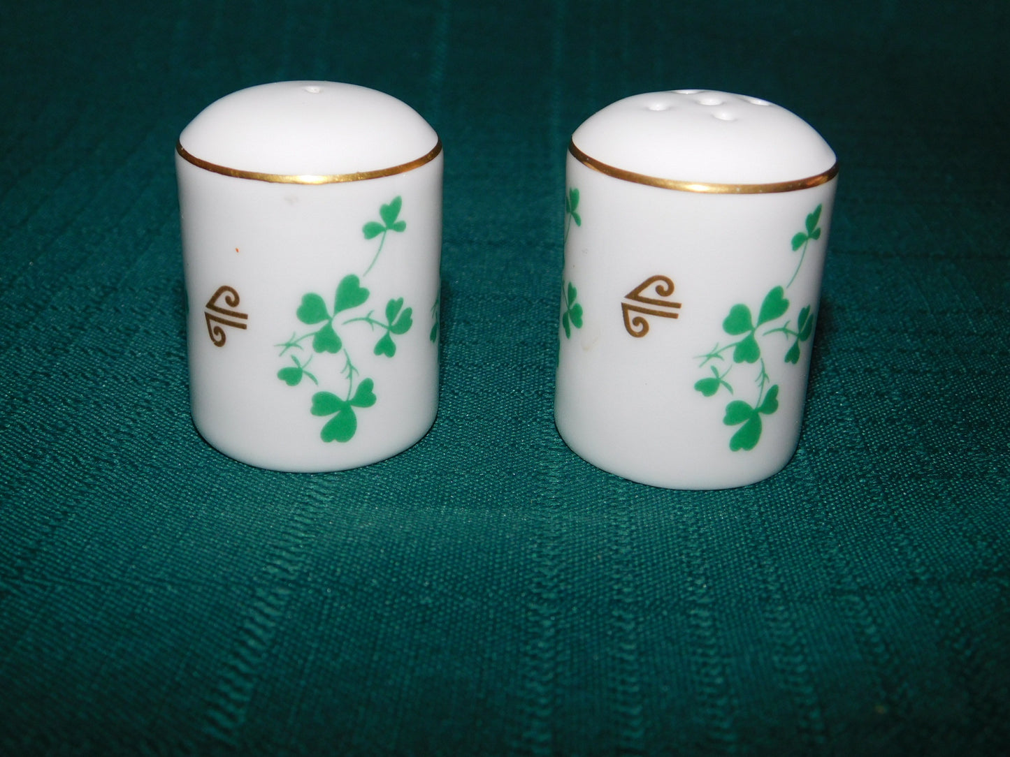 Royal Doulton green Shamrock gold accents NZ 404P salt pepper shakers mint condition