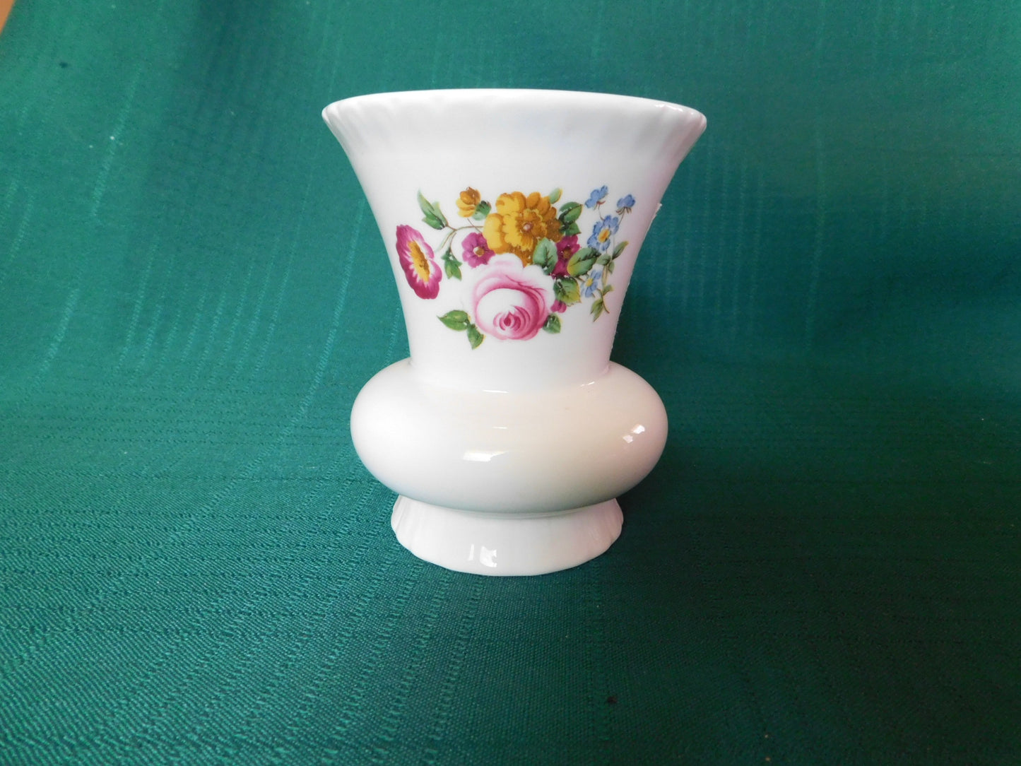 Coalport Ludlow 4 inch bud vase no gold trim near mint condition