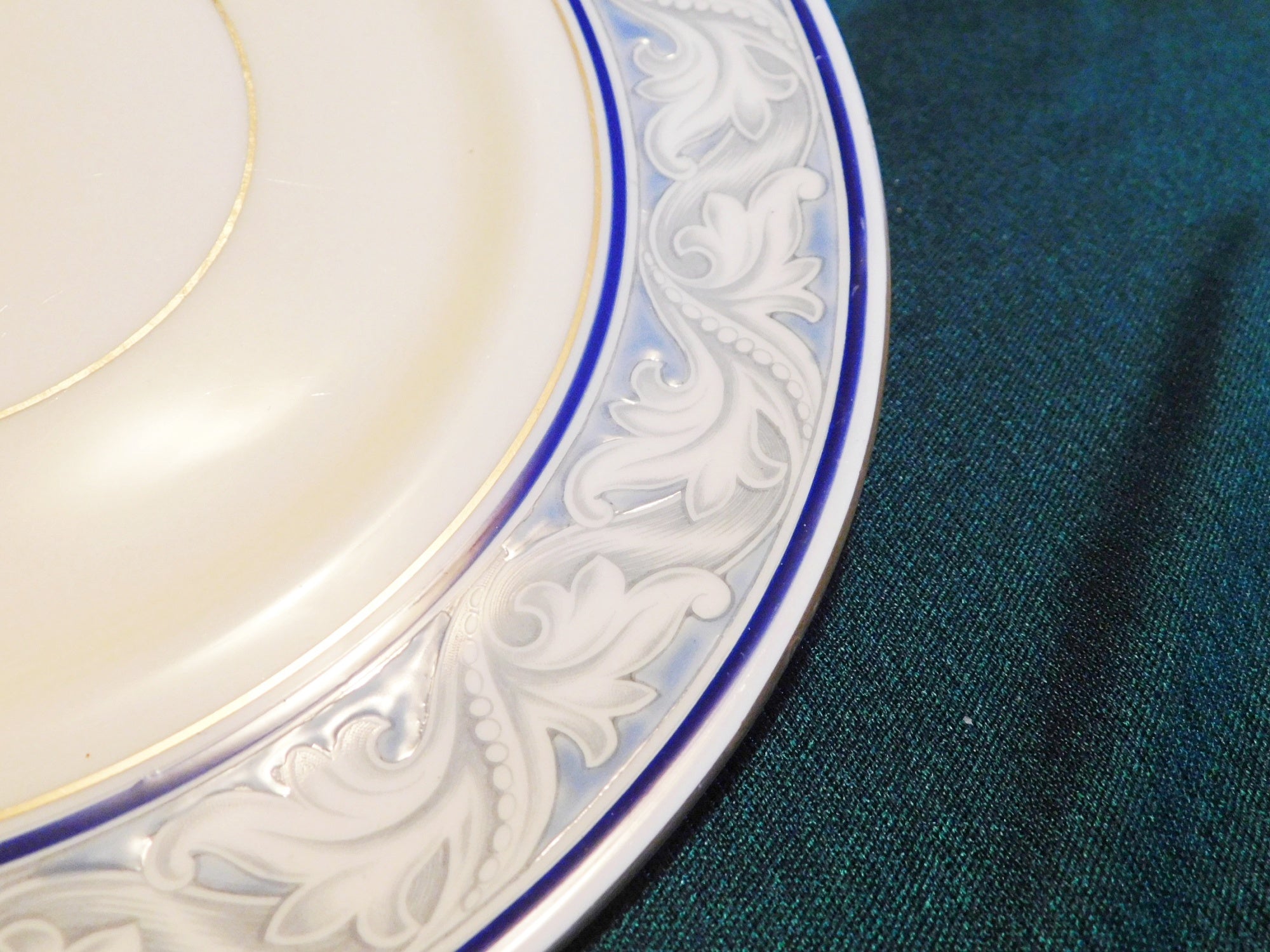 Royal Doulton The Tewkesbury H4793 (1940) dinnerware