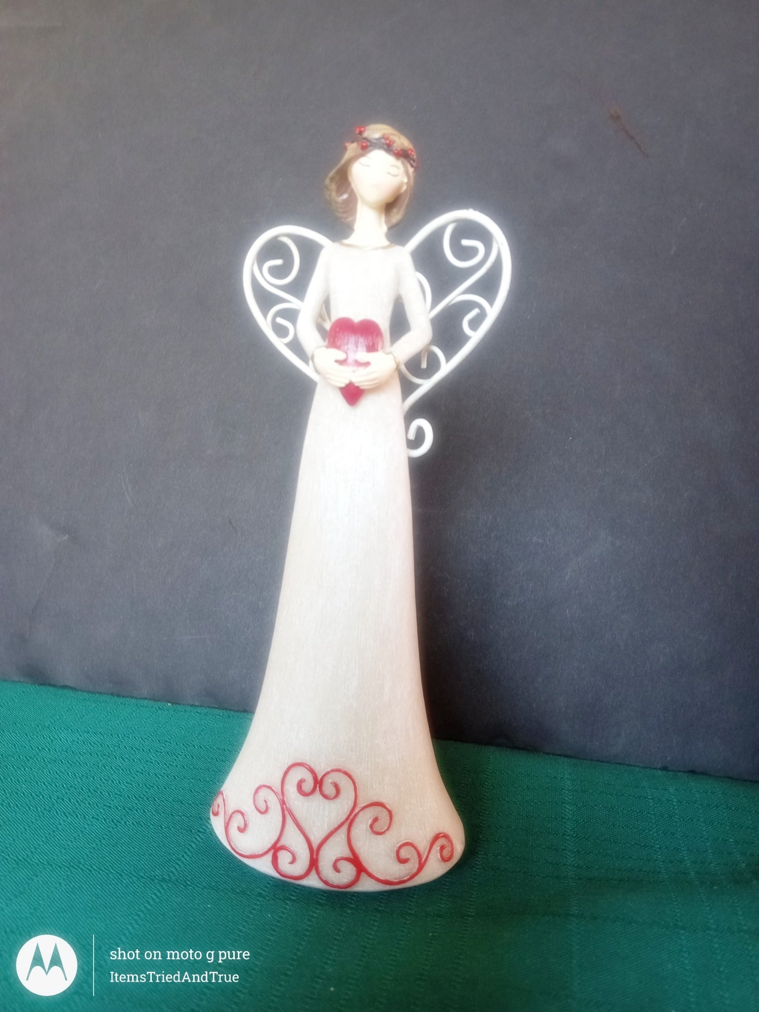 Angel Figurine Holding Heart – White Gown with Wire Wings – Vintage‑Style Decorative Statue