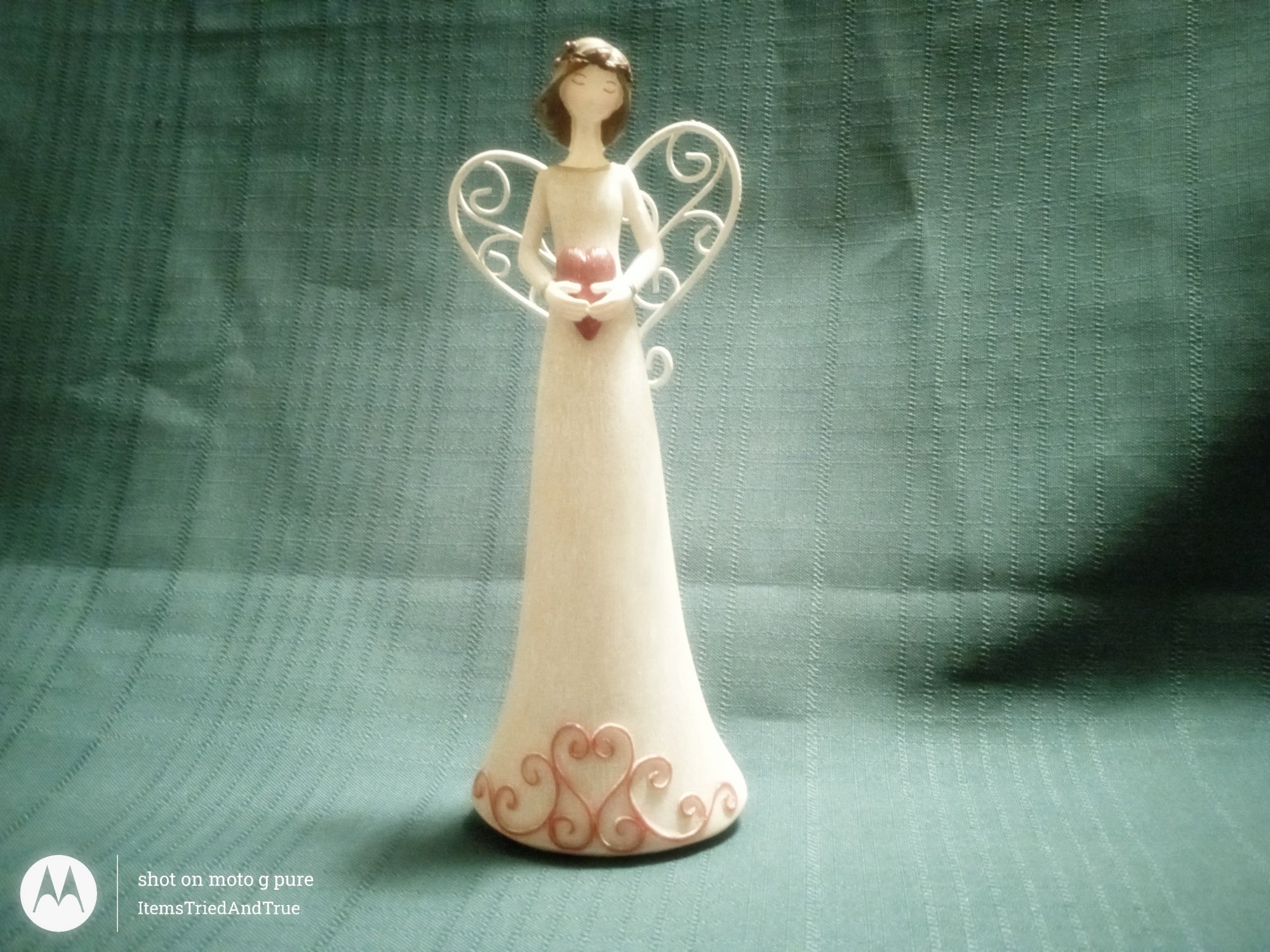 Angel Figurine Holding Heart – White Gown with Wire Wings – Vintage‑Style Decorative Statue