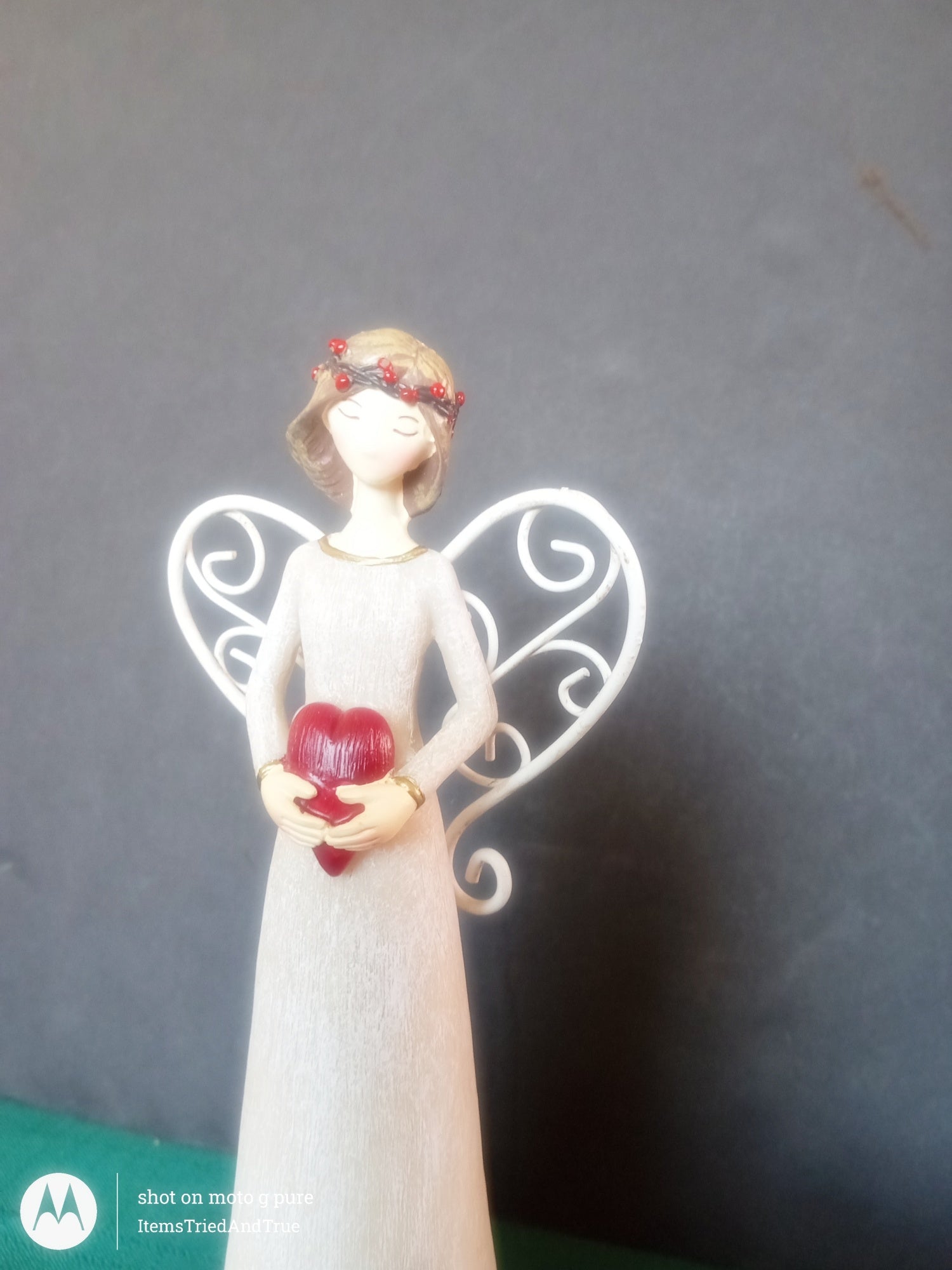 Angel Figurine Holding Heart – White Gown with Wire Wings – Vintage‑Style Decorative Statue