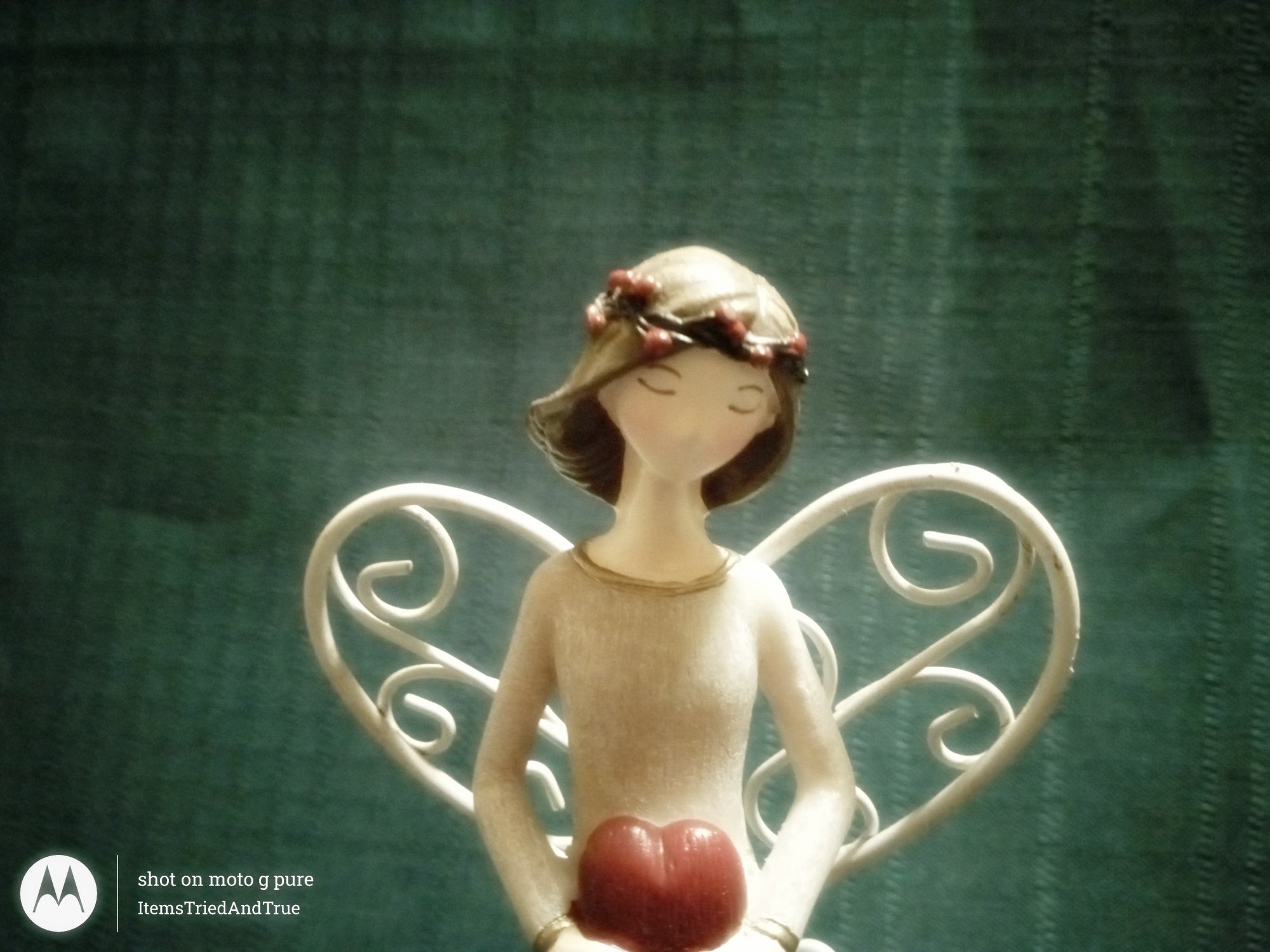 Angel Figurine Holding Heart – White Gown with Wire Wings – Vintage‑Style Decorative Statue