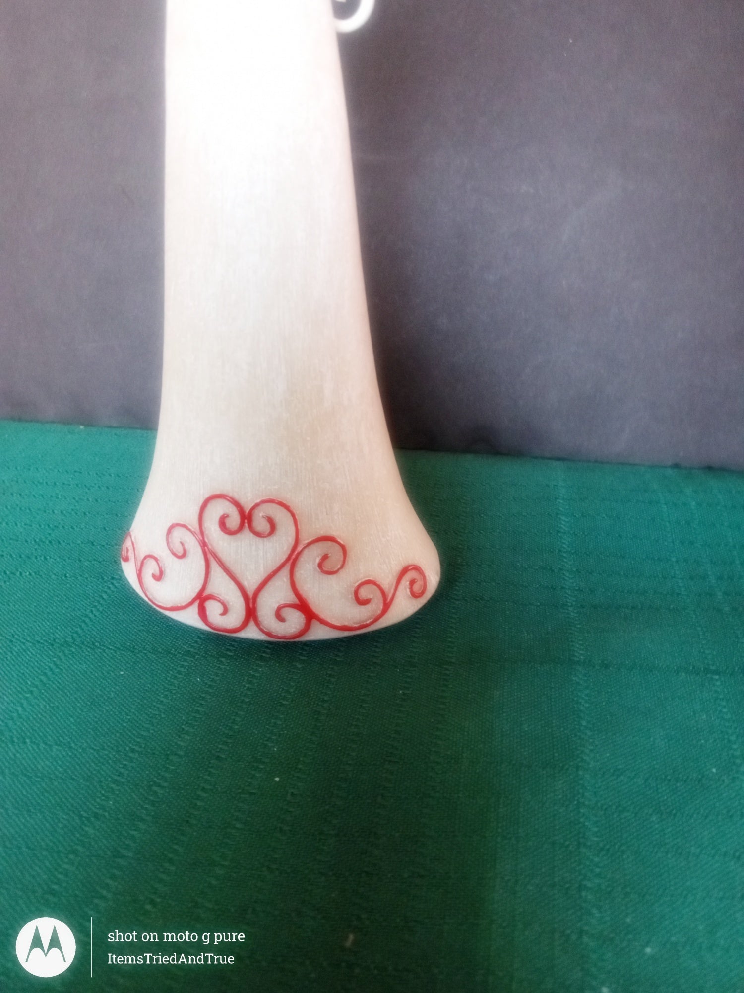 Angel Figurine Holding Heart – White Gown with Wire Wings – Vintage‑Style Decorative Statue