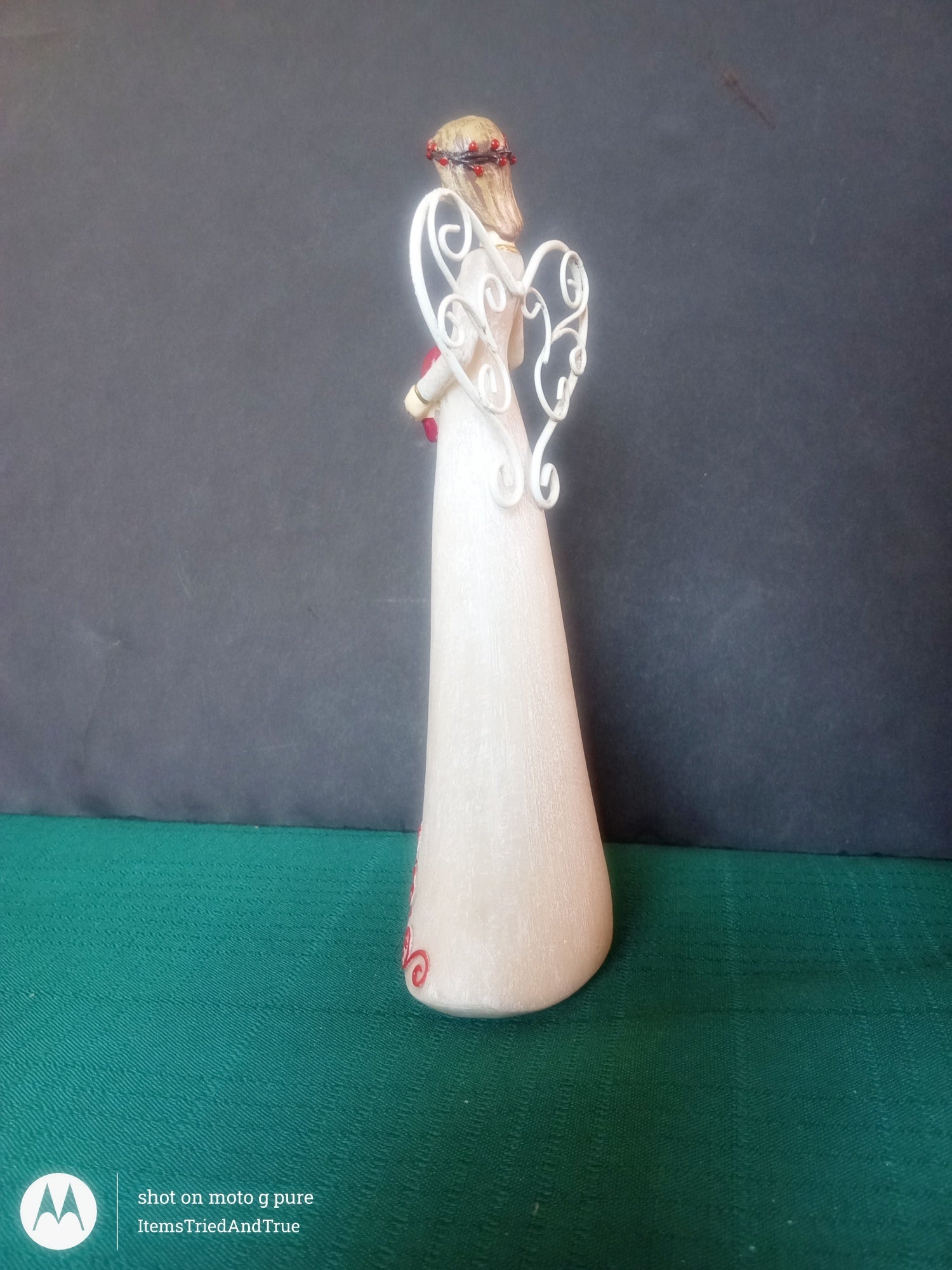 Angel Figurine Holding Heart – White Gown with Wire Wings – Vintage‑Style Decorative Statue