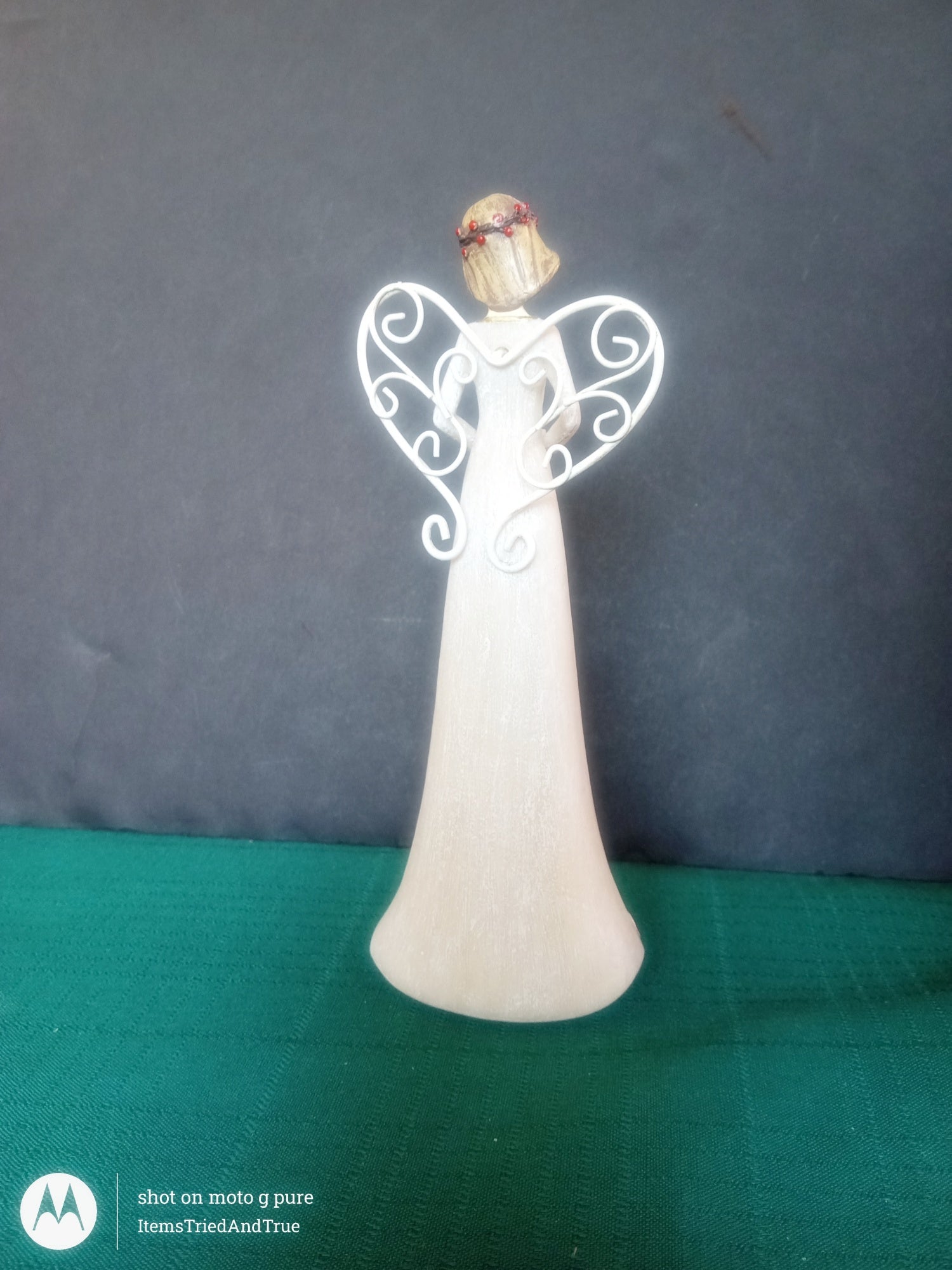 Angel Figurine Holding Heart – White Gown with Wire Wings – Vintage‑Style Decorative Statue
