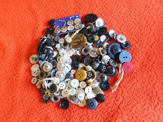 Vintage quarter pound mixed lot of over 260 buttons