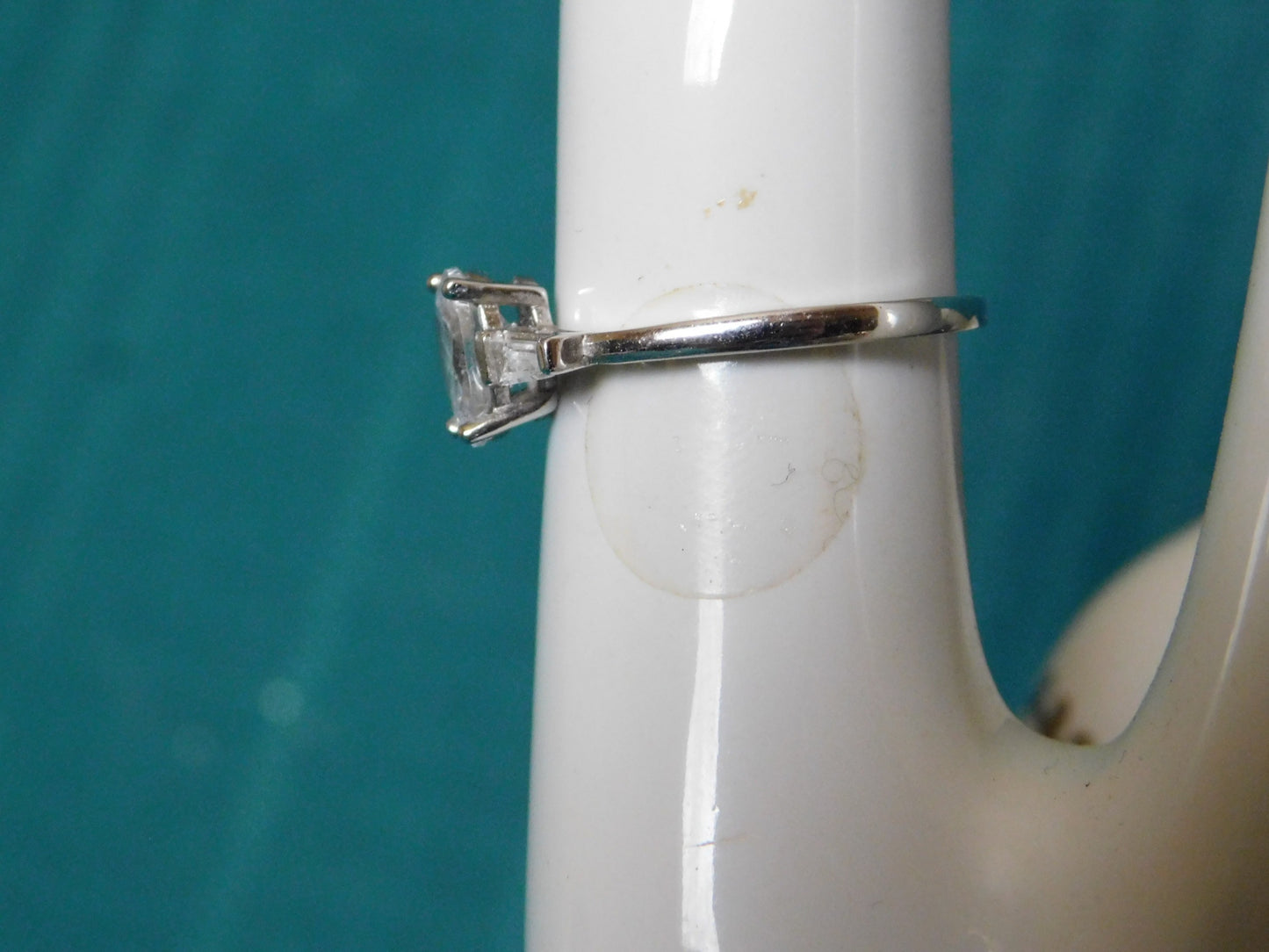 Ladies' sterling silver ring size 9 clear jewel with rectangle side jewels mint condition