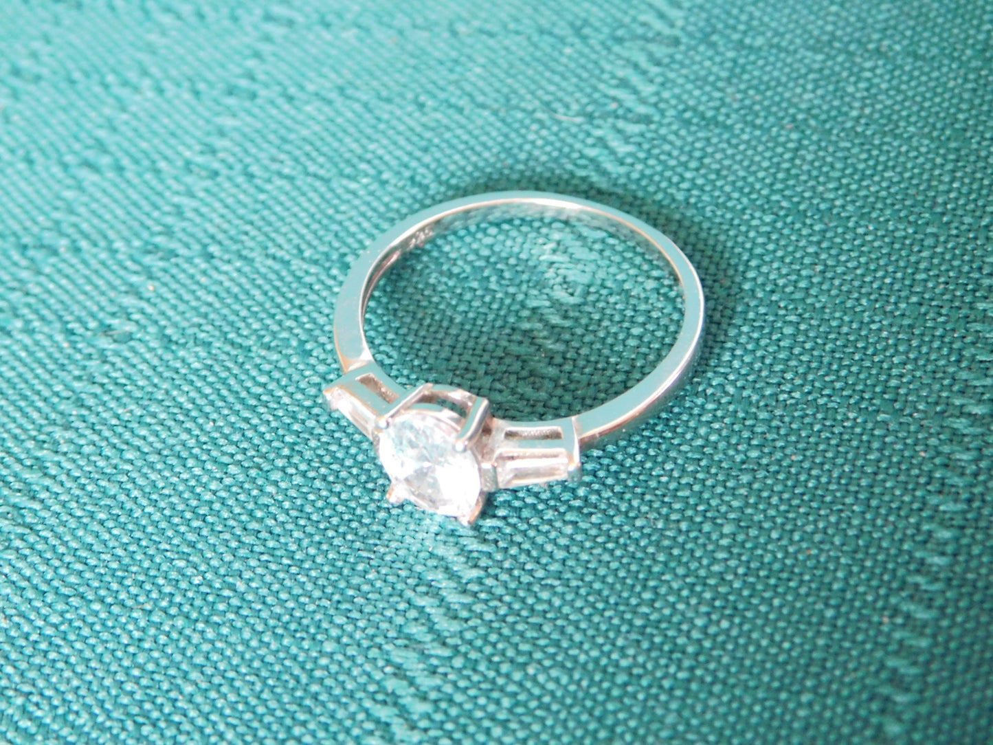 Ladies' sterling silver ring size 9 clear jewel with rectangle side jewels mint condition