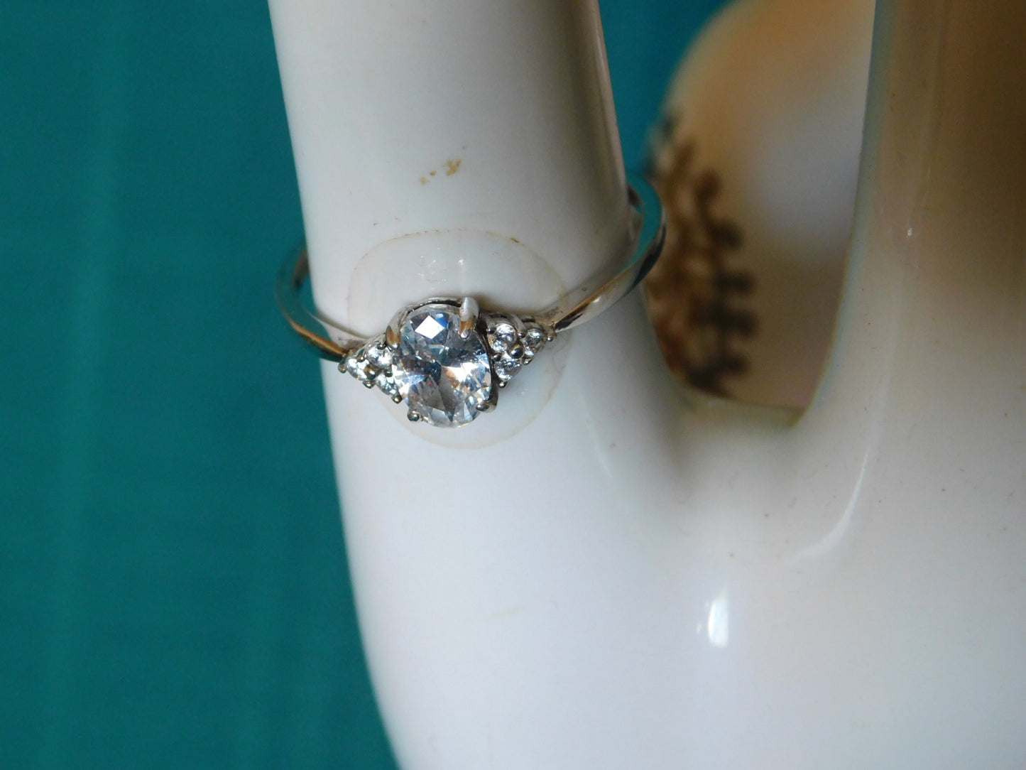 Ladies' sterling silver ring size 10 clear jewel with triangle side jewels mint condition