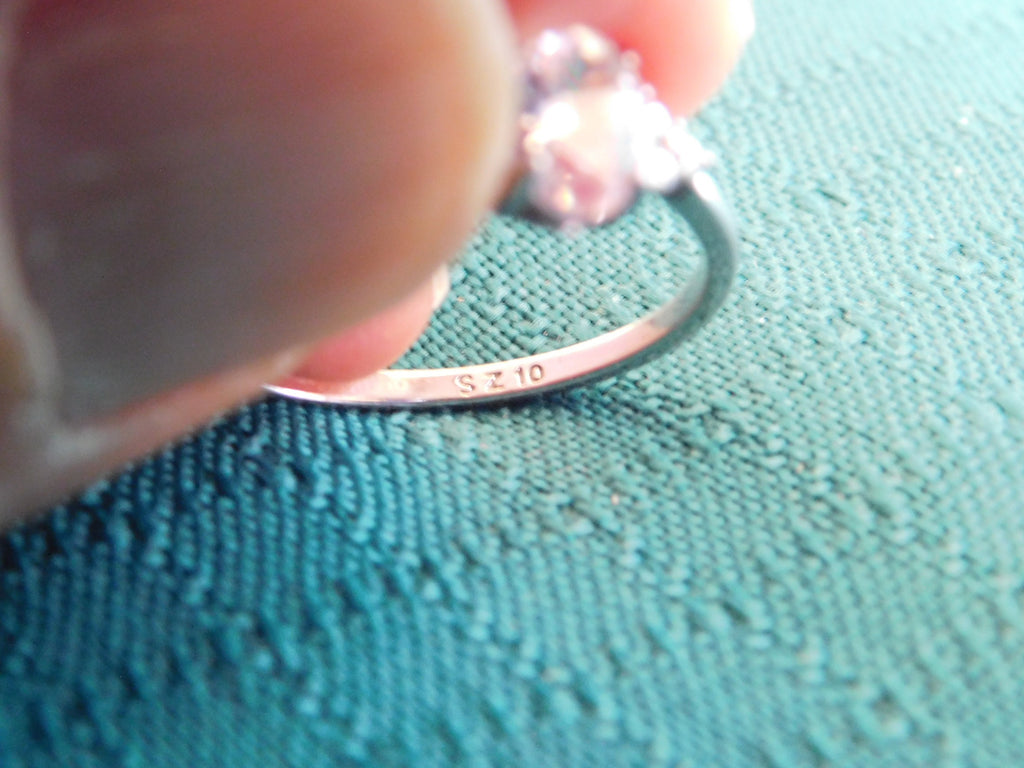 Ladies' sterling silver ring size 10 clear jewel with triangle side jewels mint condition