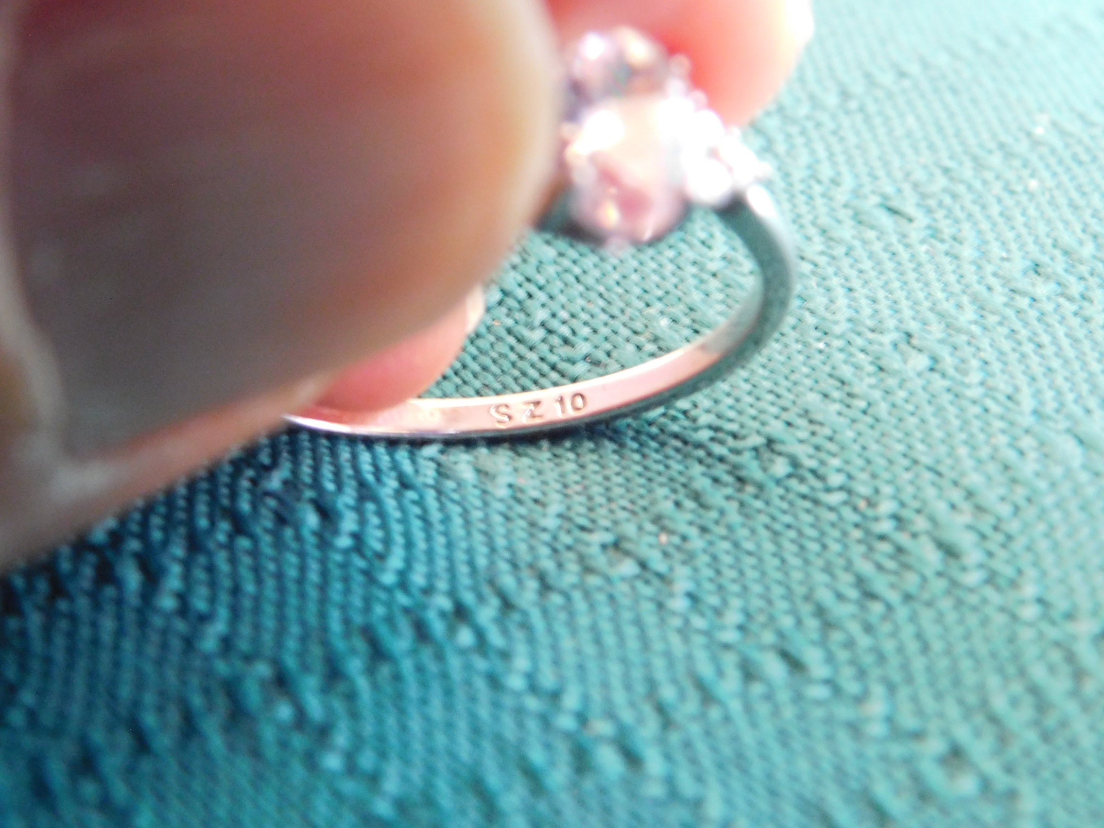 Ladies' sterling silver ring size 10 clear jewel with triangle side jewels mint condition