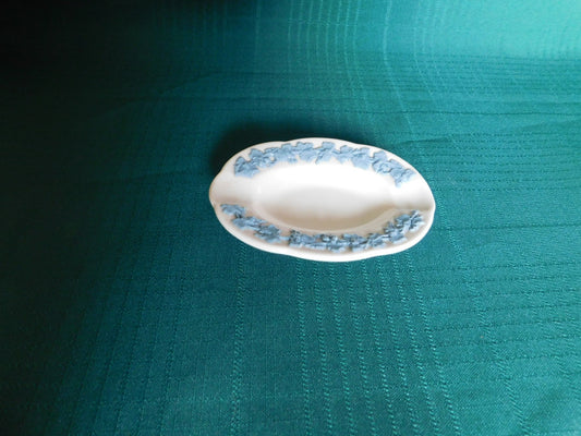 Wedgwood lavender on cream (1930) oval ashtray mint condition