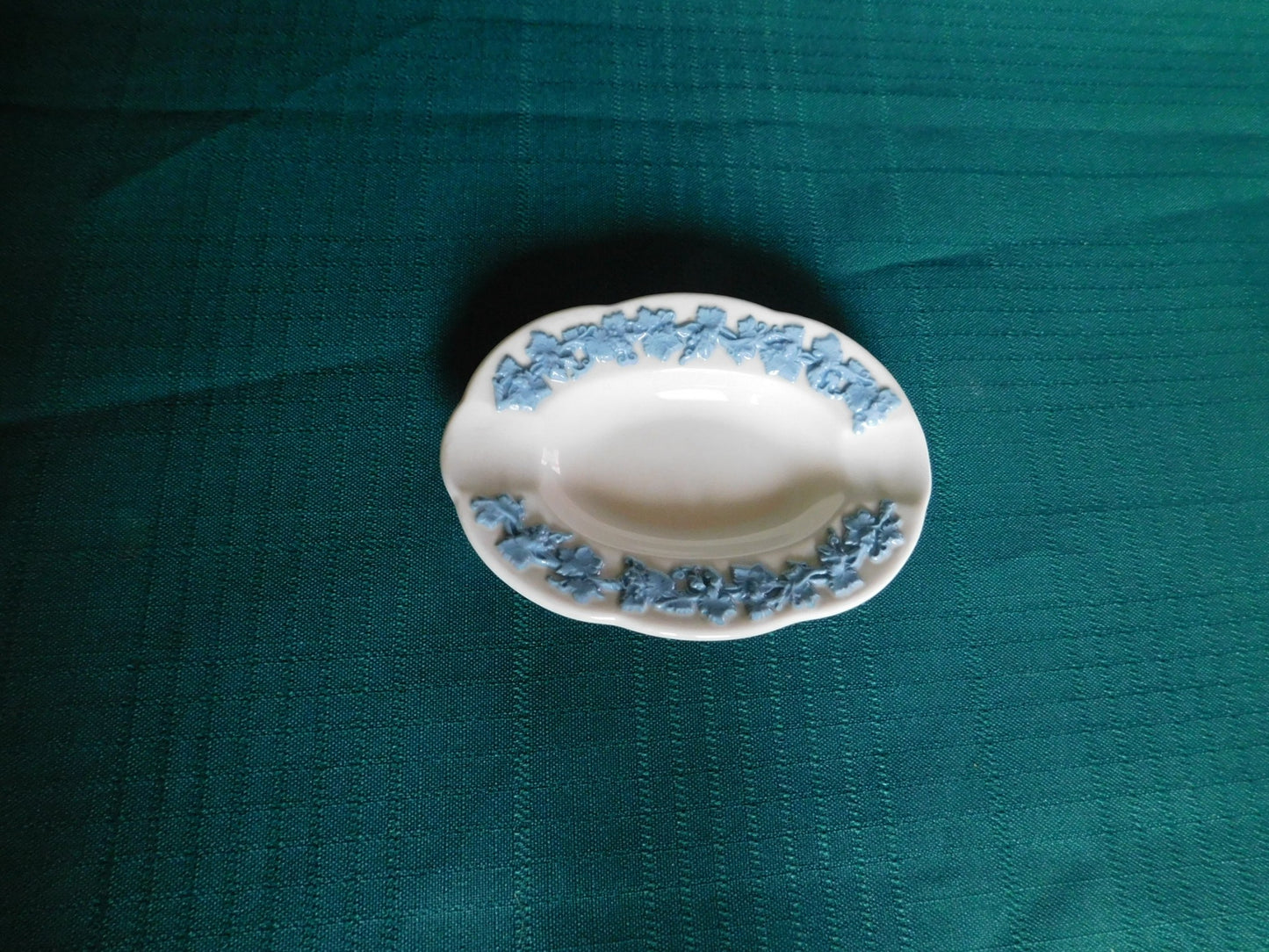 Wedgwood lavender on cream (1930) oval ashtray mint condition