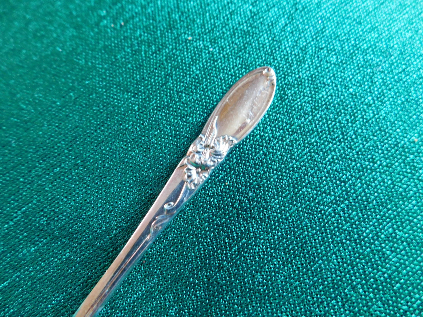 Community White Orchid (1953) demitasse spoon near mint condition