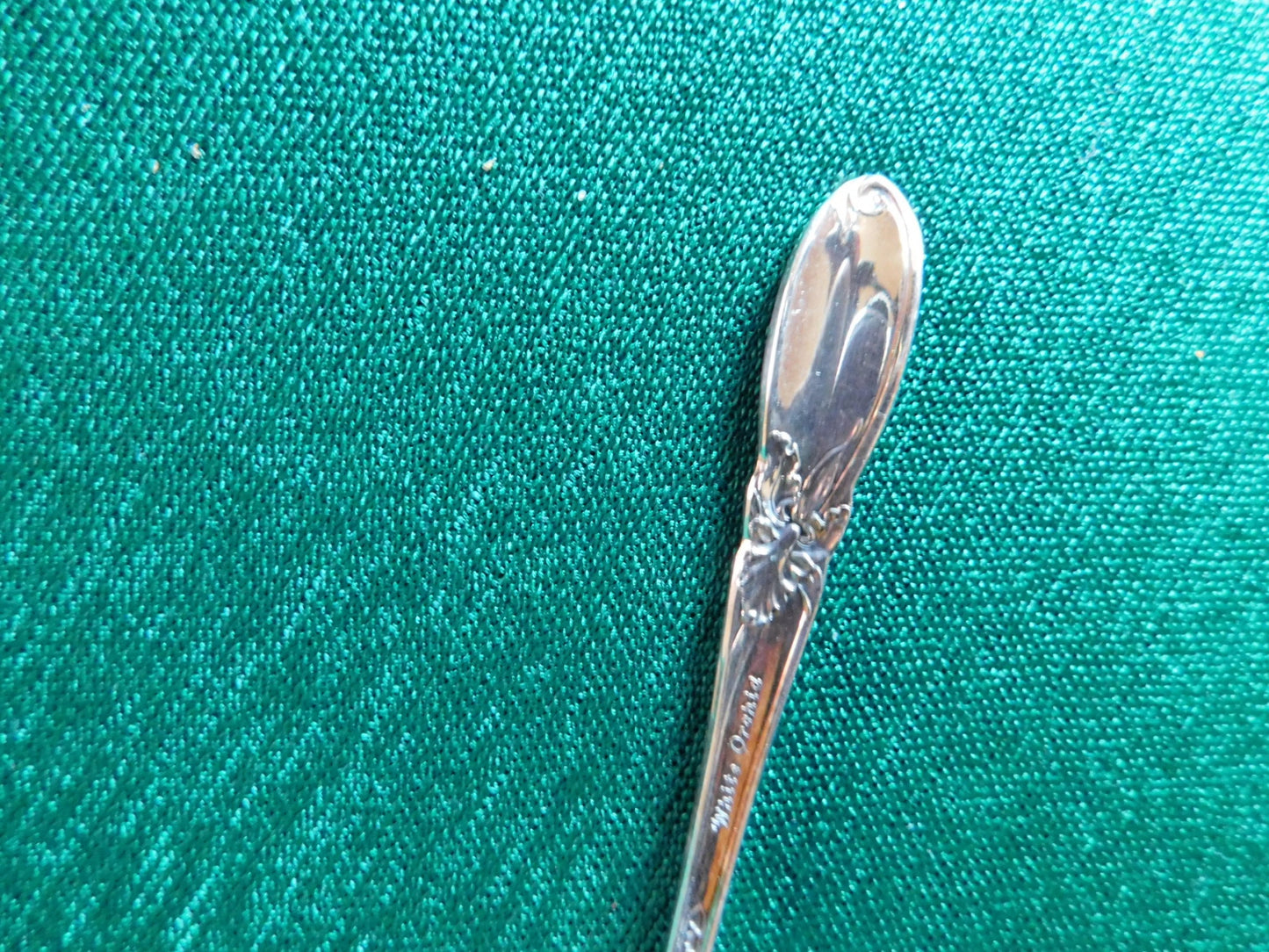 Community White Orchid (1953) demitasse spoon near mint condition