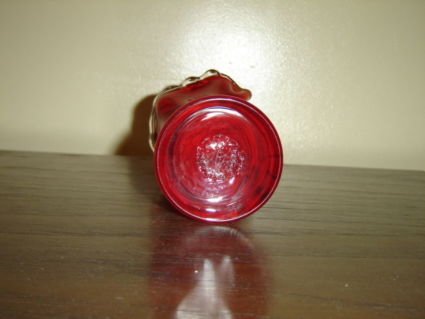 Vintage handblown red and white swirl art glass vase VGU