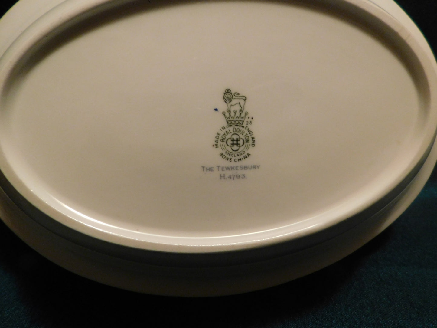 Royal Doulton Tewksbury H4793 (1940) 10 inch oval vegetable bowl VGU