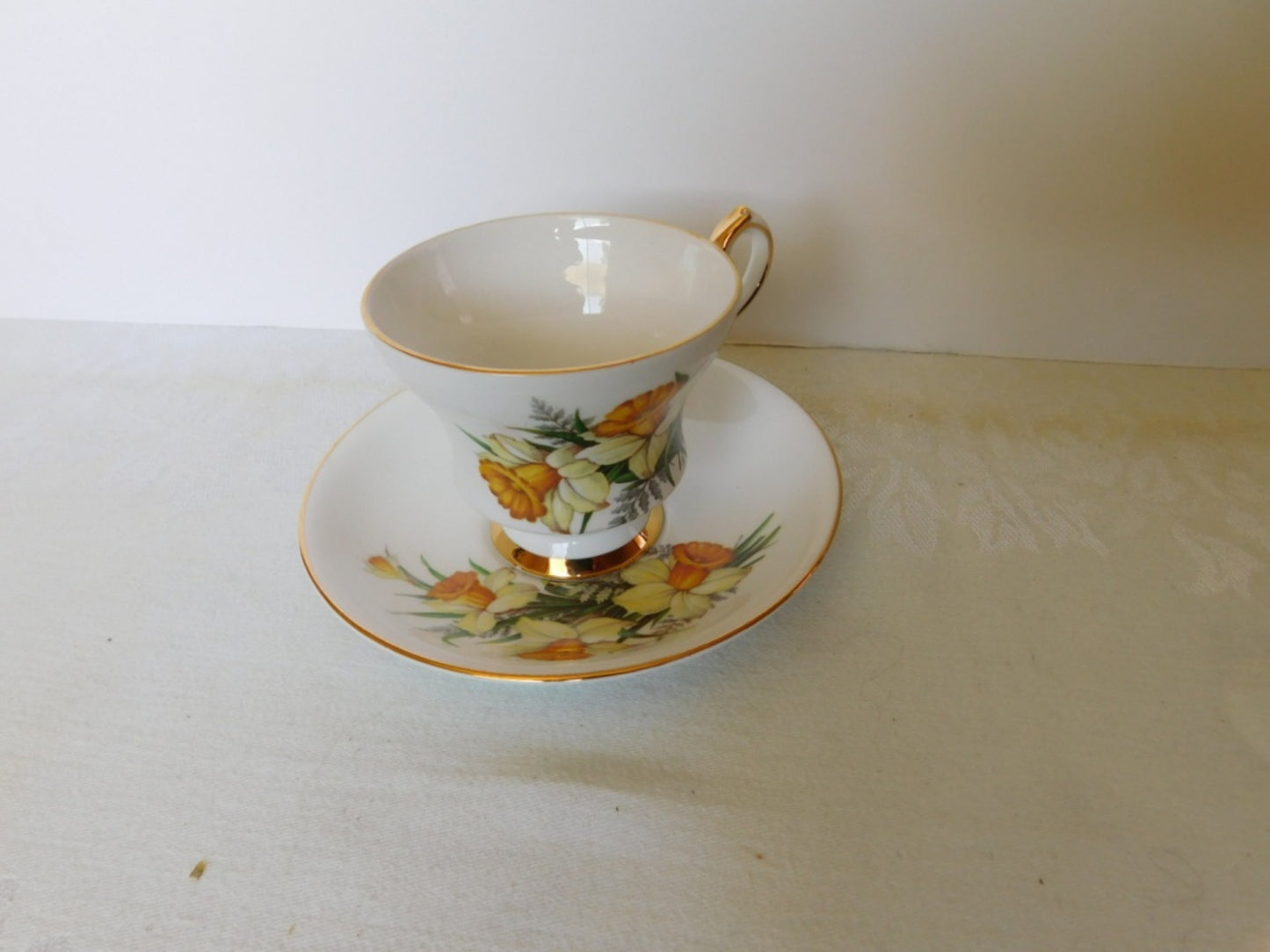 Zeller Crest X1787 84 yellow Daffodil cup and saucer near mint condition