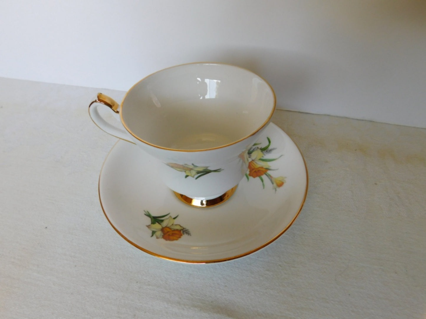 Zeller Crest X1787 84 yellow Daffodil cup and saucer near mint condition