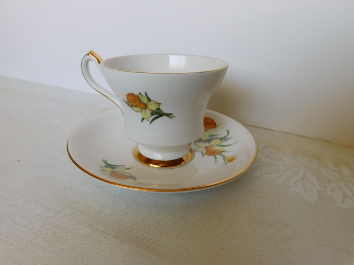 Zeller Crest X1787 84 yellow Daffodil cup and saucer near mint condition