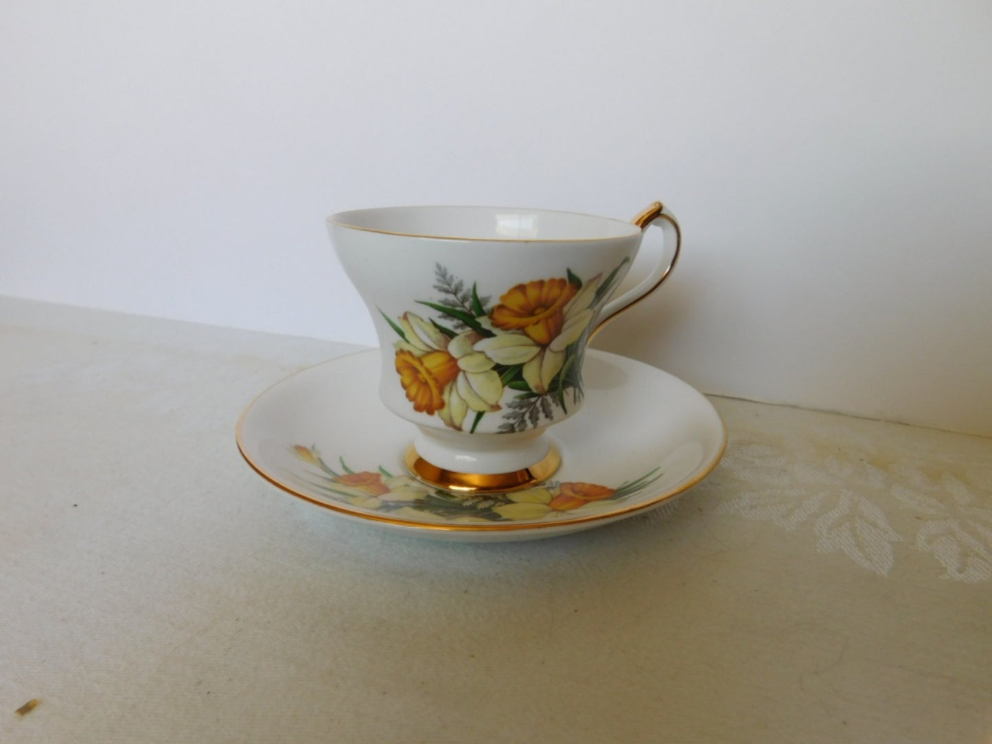 Zeller Crest X1787 84 yellow Daffodil cup and saucer near mint condition