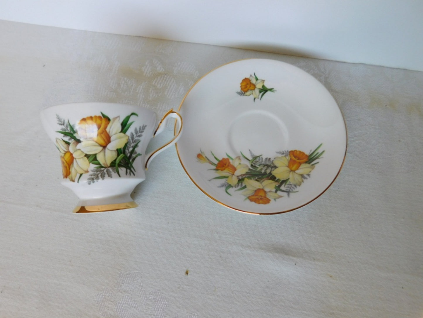 Zeller Crest X1787 84 yellow Daffodil cup and saucer near mint condition