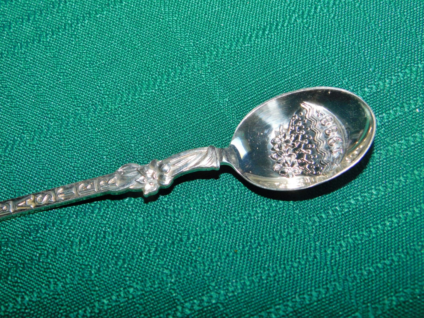 Easter 1988 commemorative silverplate souvenir collector spoon VGU