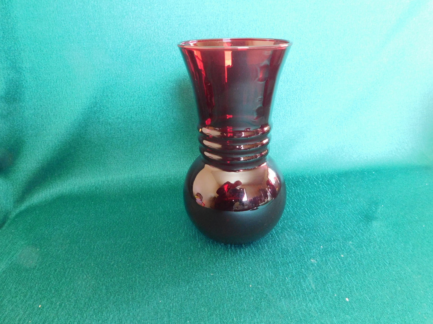 Ruby vase etched flower ribbed VGU