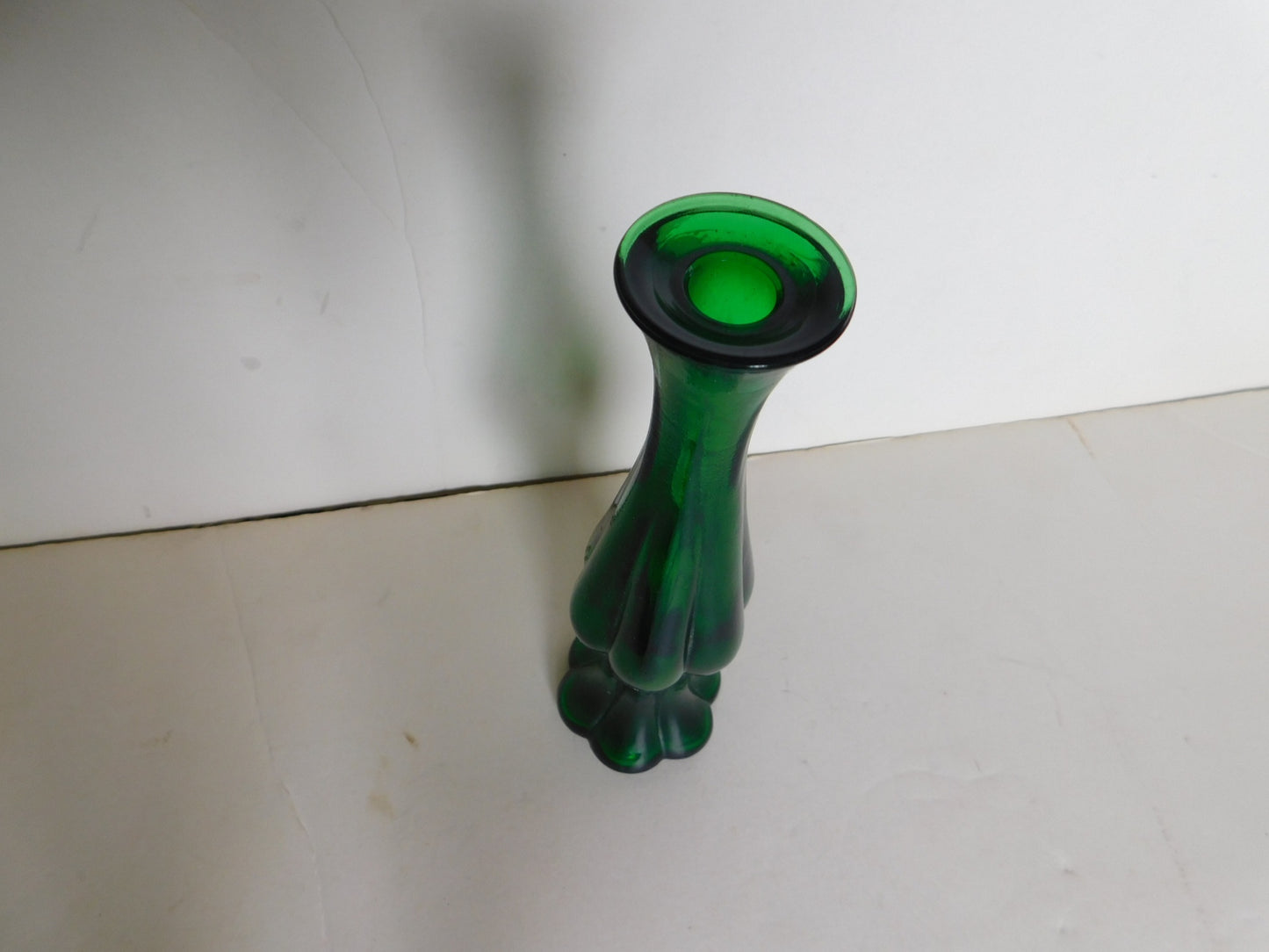 Avon green bud or stem glass vase VGU