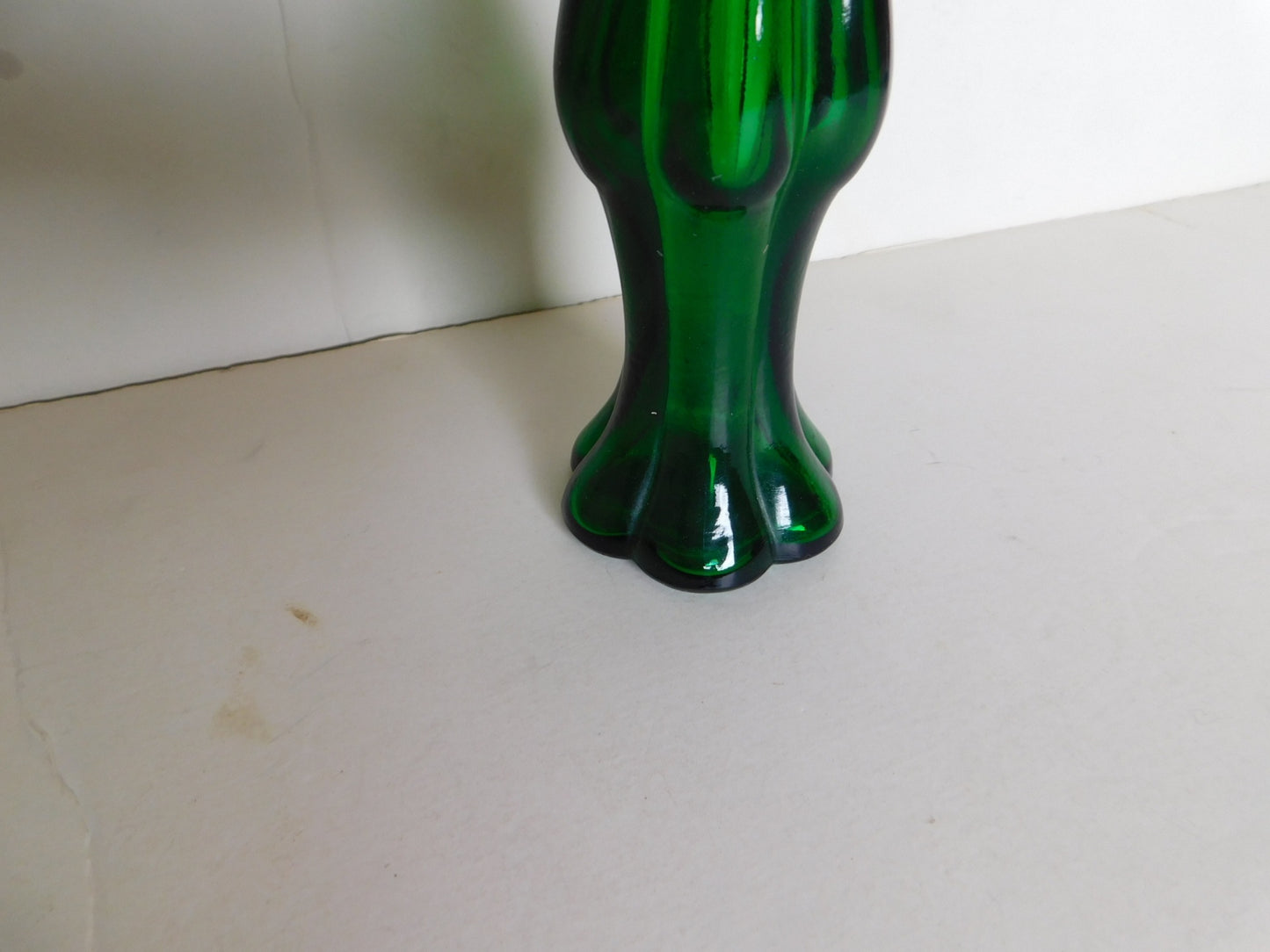 Avon green bud or stem glass vase VGU