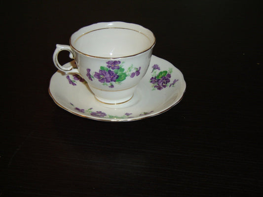 Colclough 7177 (CLC112?) purple violets cup and saucer VGU - Items Tried And True