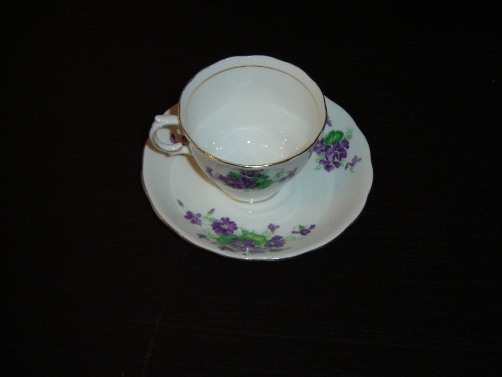 Colclough 7177 (CLC112?) purple violets cup and saucer VGU - Items Tried And True