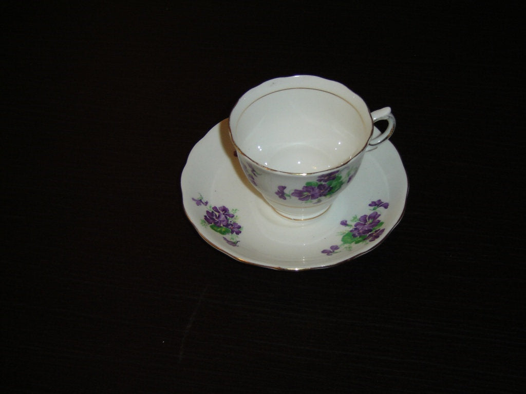 Colclough 7177 (CLC112?) purple violets cup and saucer VGU - Items Tried And True