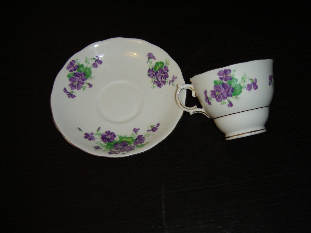 Colclough 7177 (CLC112?) purple violets cup and saucer VGU - Items Tried And True